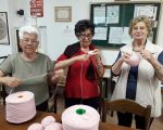 lavoro a maglia solidale di Gomitolo Rosa