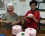 lavoro a maglia solidale di Gomitolo Rosa