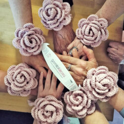 Mani intrecciate e bracciale rosa