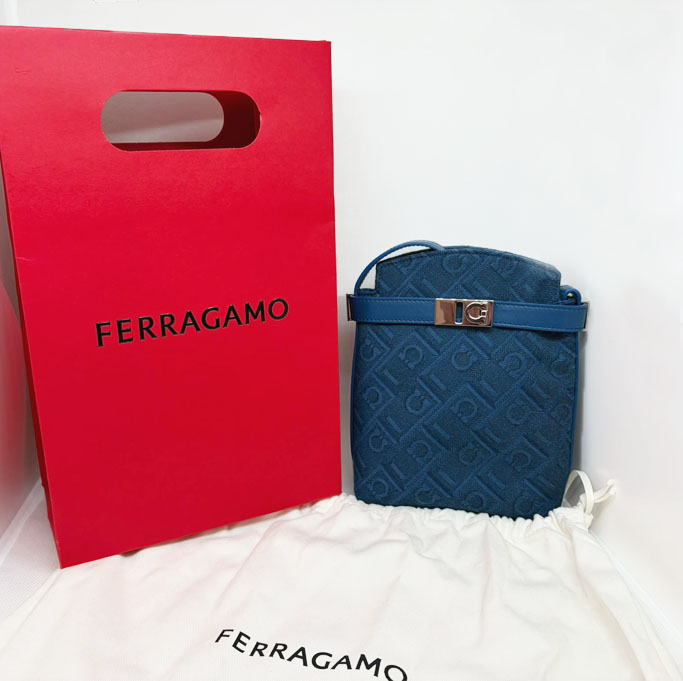Porta smartphone Ferragamo Hug con portacarte - immagine 6